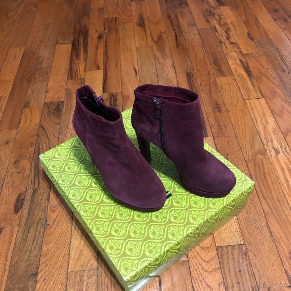 Gianni Bini suede boots